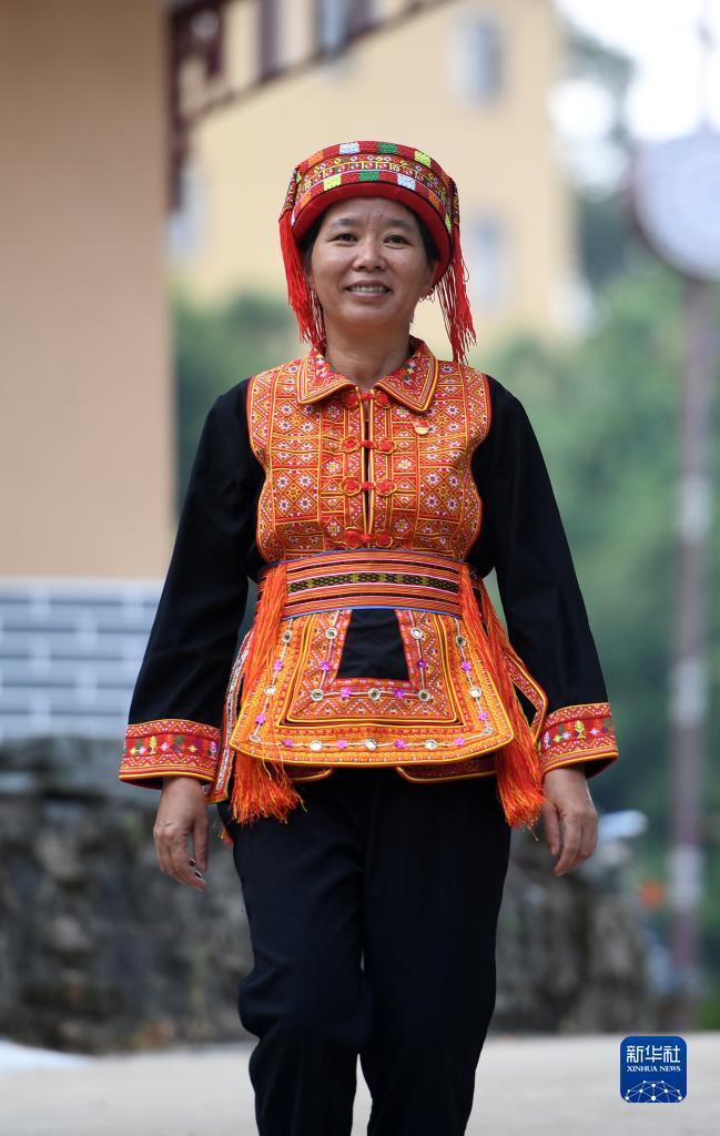 　在廣西蒼梧縣六堡鎮(zhèn)山坪村，祝雪蘭走在村道上（2022年9月22日攝）。新華社記者 陸波岸 攝